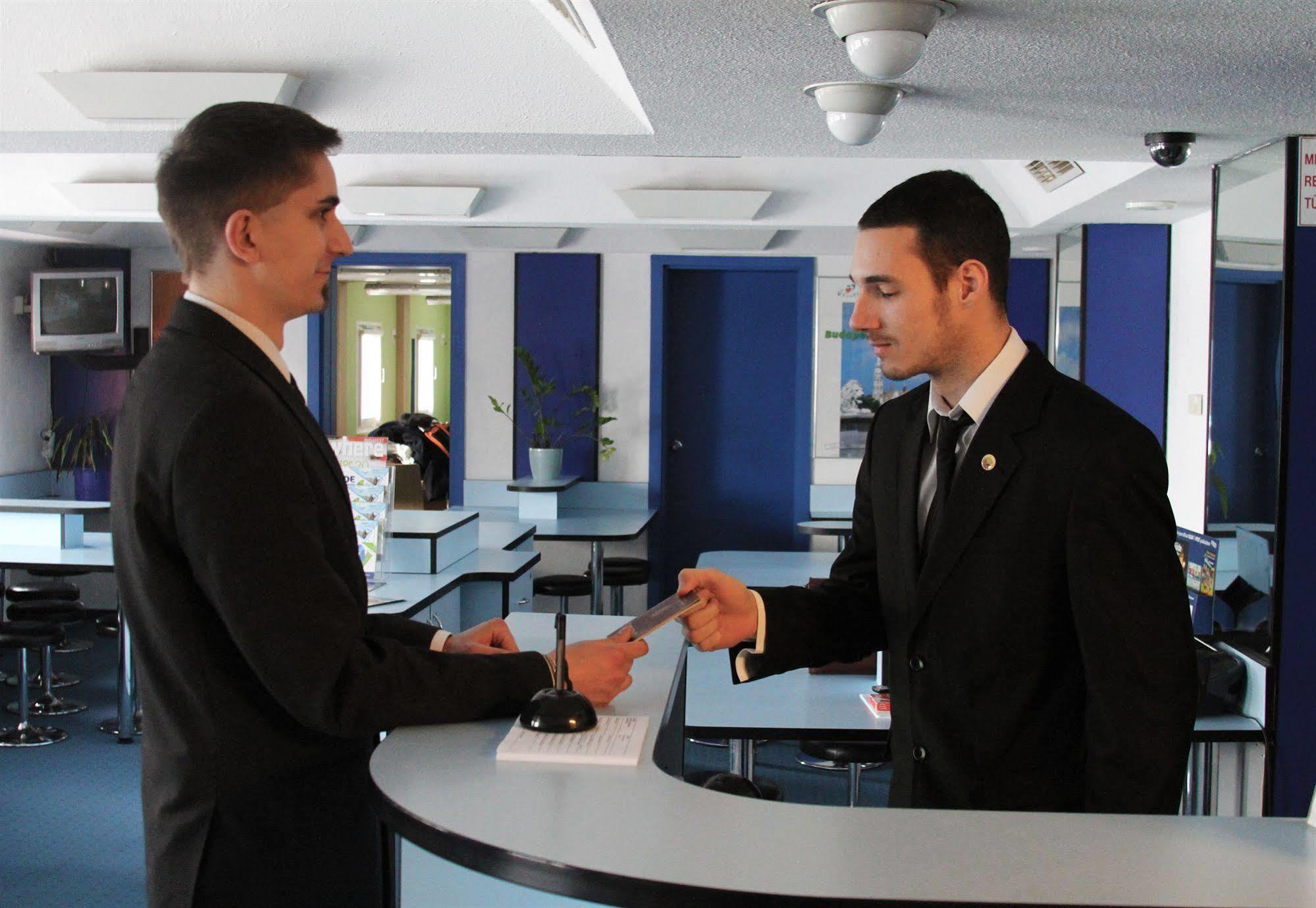 Drive Inn Hotel Törökbálint Екстериор снимка
